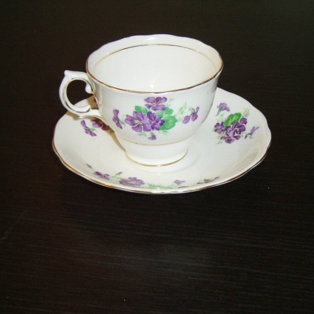 Colclough 7177 (CLC112?) purple violets cup and saucer VGU